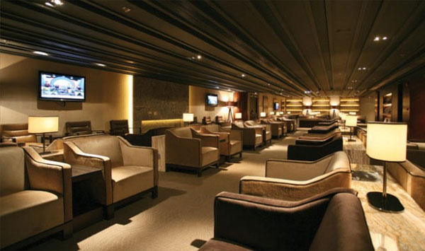 What are services at Plaza Premium Lounges, New Delhi Airport