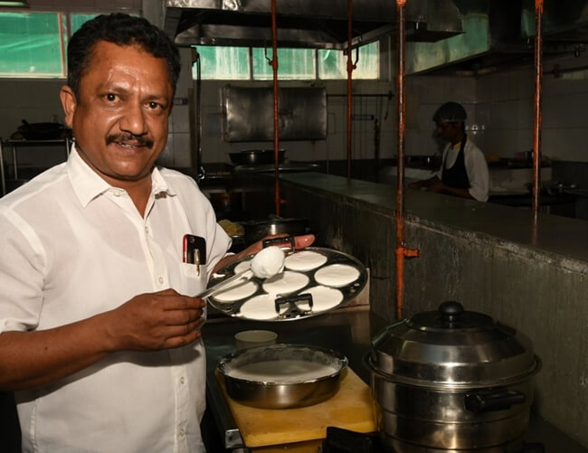 Meet Chennai’s Eniyavan, an Auto-rickshaw Driver and Class 8 Dropout, who Makes 2000 Idli Varieties