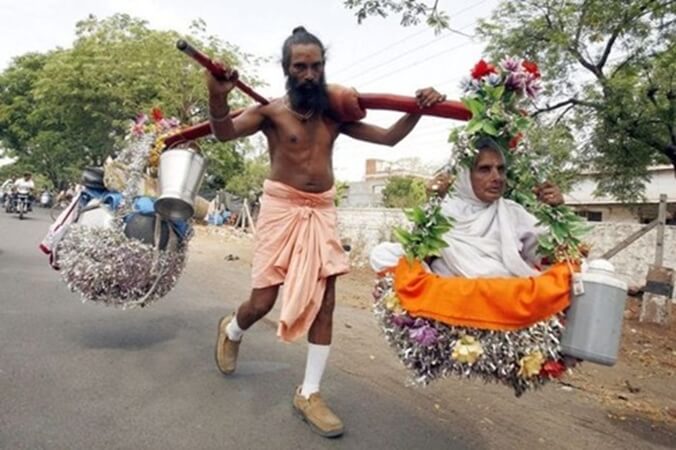 This Shravan Kumar of India has been on Pilgrimage for 20 Years with His Mother on Shoulders